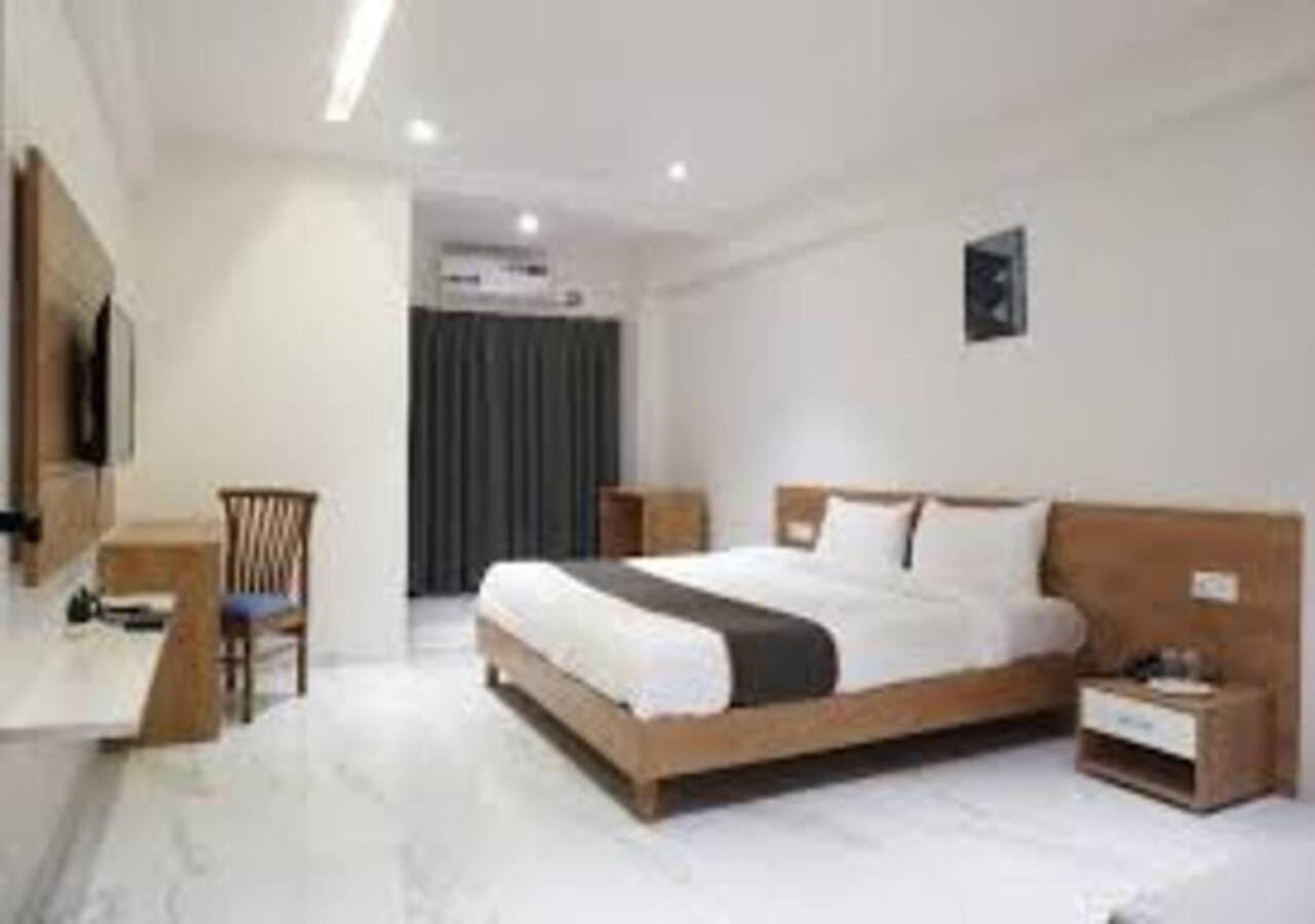 L P Regency, Pune Eksteriør bilde