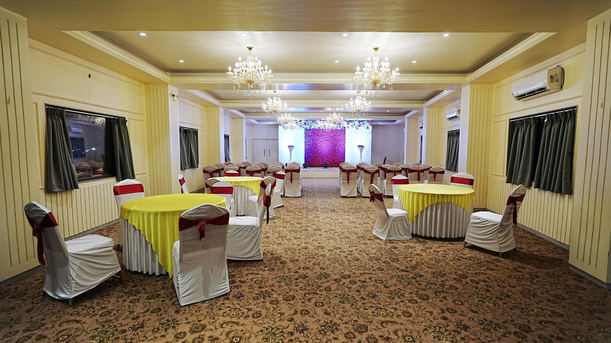 L P Regency, Pune Eksteriør bilde