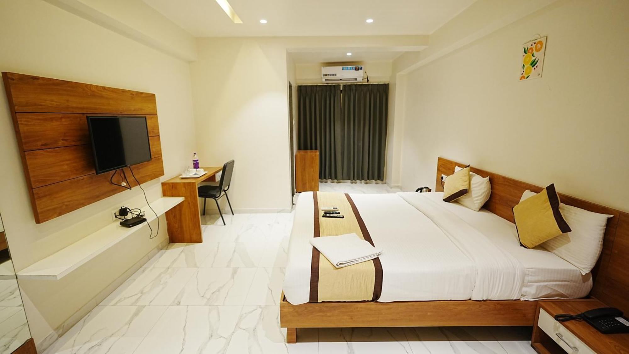 L P Regency, Pune Eksteriør bilde