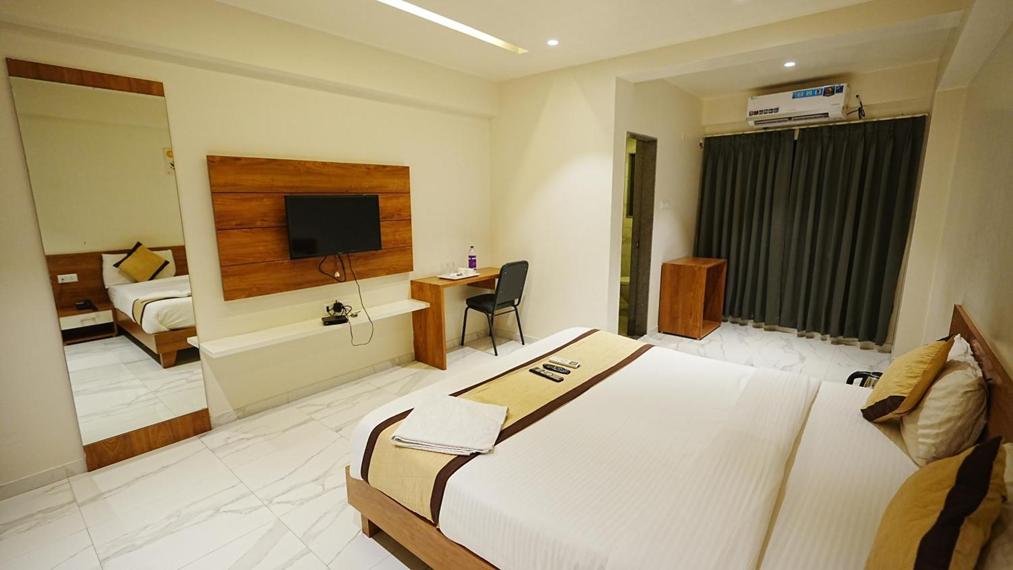 L P Regency, Pune Eksteriør bilde